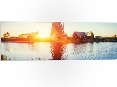 WallClassics - PVC Schuimplaat - Zonlicht langs Hollandse Molen aan het Water - 90x30 cm Foto op PVC Schuimplaat (Met Ophangsysteem)