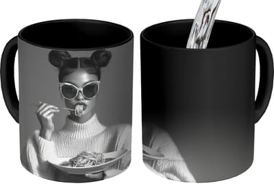 Magische Mok - Foto op Warmte Mokken - Koffiemok - Vrouw - Pasta - Zonnebril - Magic Mok - Beker - 350 ML - Theemok