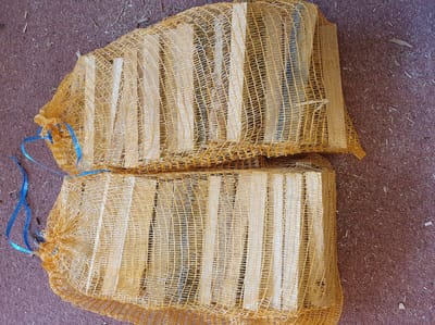 5 kg eiken + 5 kg beuken rookhout. Middel circa  25 - 30 cm lang