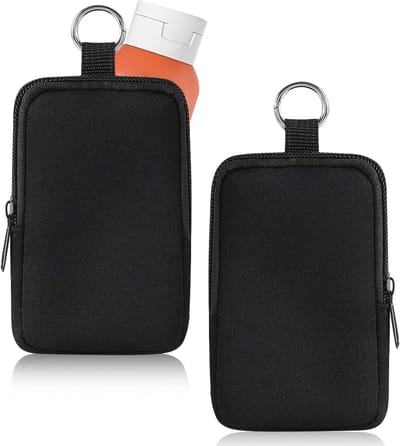 2 Stuks Neopreen Pouch met Rits voor Handdesinfectiemiddel, Makeup Tas met Snap Hook, Kleine Draagbare Portemonnee Sleutelhanger, Mode Accessoire voor Lipstick en Cosmetica, Reis Organizer in Zwart