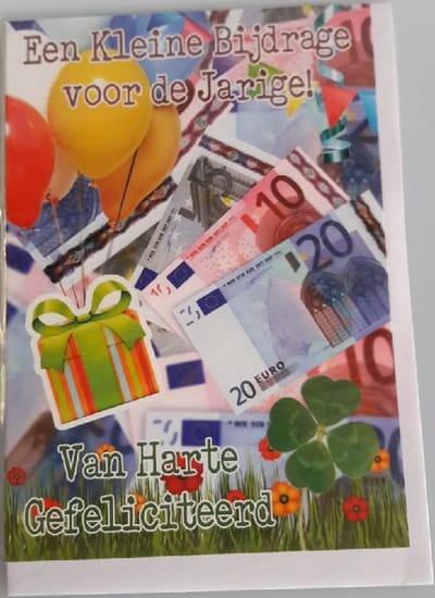 Een kleine bijdrage voor de jarige! Van harte gefeliciteerd! Een grappige kaart met een klavertje vier, bankbiljetten en vrolijke bloemetjes in het gras. Een dubbele wenskaart inclusief envelop en in folie verpakt.