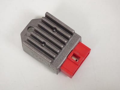 Spanningsregelaar Guilera voor Motor Gilera 50 RCR 2006 tot 2013 898891 / 864660 / 14412035 Nieuw