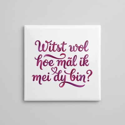 Friese Liefdesquote Tegel 15×15 cm – “Witst wol hoe mâl ik mei dy bin?” – Romantisch Keramisch Cadeau & Woondecoratie