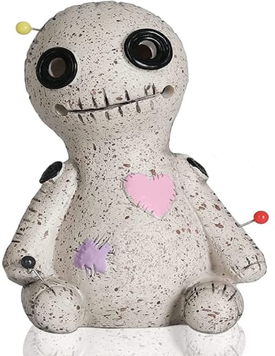 Dailygoods- Wierookbrander - Gekantelde Voodoo Pop - Terugstroom Wierookhouder - Handgemaakt Ornament - Hars - 7,5 x 5,5 x 10 cm