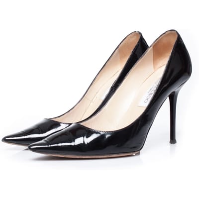 Jimmy Choo Pumps van lakleer in het zwart.
