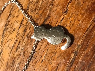 GoedeDoelen.Shop | Verzilverde ketting Sitting Cat | Katten Ketting | Poezen Ketting | Kat | Poes | Dierenwelzijn | Cadeautje | Wellness-House