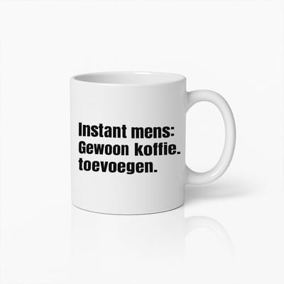 Grappige Mok "Instant Mens: Gewoon Koffie Toevoegen" – Perfect Cadeau voor Koffieliefhebbers – Minimalistische Zwarte Tekst Koffiebeker