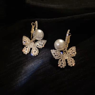 Vlinder met steentjes en look a like parel oorbellen | goud gekleurd