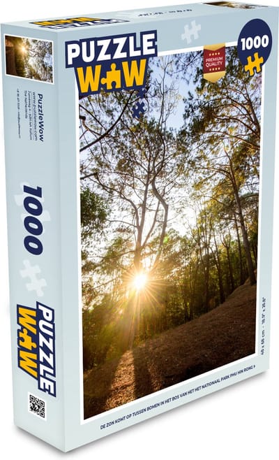 Puzzel De zon komt op tussen bomen in het bos van het het nationaal park Phu Hin Rong Kla - Legpuzzel - Puzzel 1000 stukjes volwassenen