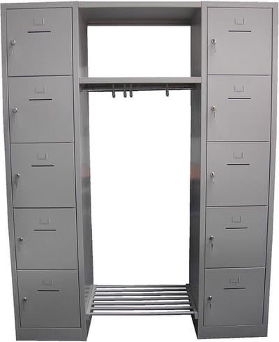 Garderobeset uit 2 lockerkasten blauwe deuren met tussenstuk 148 cm breed en hangoogsluiting (excl. hangslot)