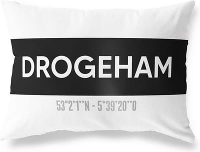 Tuinkussen DROGEHAM - FRIESLAND met coördinaten - Buitenkussen - Bootkussen - Weerbestendig - Jouw Plaats - Studio216 - Modern - Zwart-Wit - 50x30cm