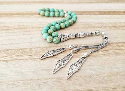 Handgemaakte tesbih "tasbih" natuursteen "Groen howliet gesponnen goud" - Aantal kralen 33 - Diameter kralen 8 MM - met metaal tassel "model 9" - Een mooi cadeau-idee