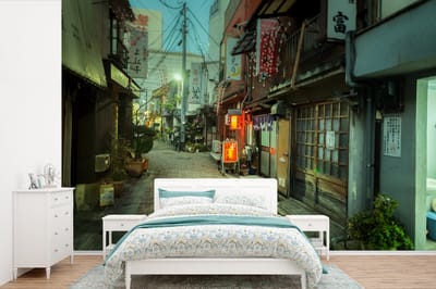 Behang - Fotobehang Smalle straat van Tokyo in Japan - Breedte 420 cm x hoogte 280 cm