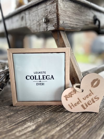 Creaties van Hier -Liefs in een lijstje Collega met houten hartje - 12 cm – Keramiek
