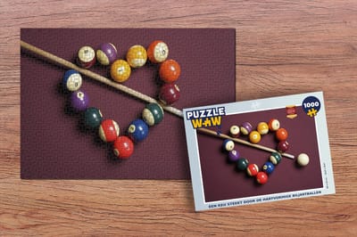 Puzzel Een keu steekt door de hartvormige biljartballen - Legpuzzel - Puzzel 1000 stukjes volwassenen