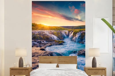 Behang - Fotobehang Waterval - Planten - Mos - Landschap - Zonsondergang - Rots - Breedte 180 cm x hoogte 280 cm