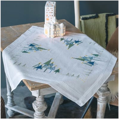 Vervaco - Tafelkleed kit - Kerst - Moderne dennenbomen - PN-0197923 - Borduren - Borduurpakket - Borduurpakket volwassenen - Borduurpakket kind