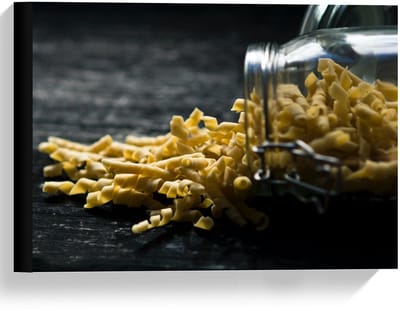 Canvas  - Omgevallen Pot met Pasta - 40x30cm Foto op Canvas Schilderij (Wanddecoratie op Canvas)
