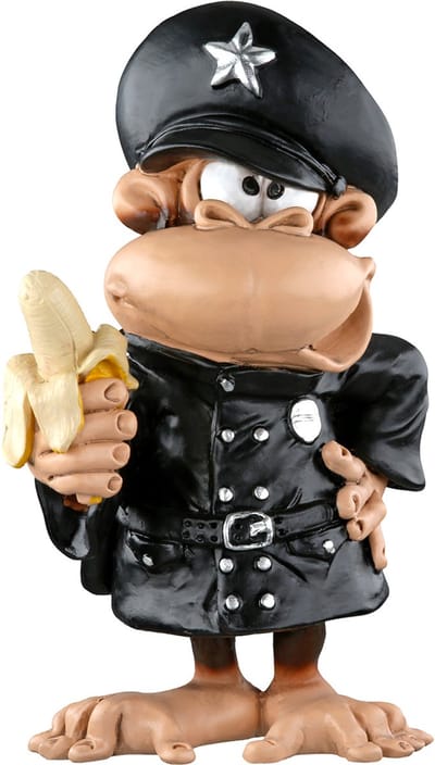 grappig beroepenbeeldje politie aap met banaan - resin - zwart en bruin - 6.5 x 7.5 x 12.5 cm beeldje agent