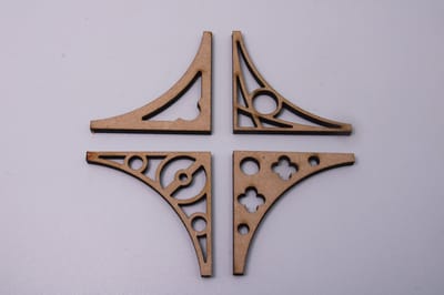 Feisters - 16 stuks - Decoratieve Hoeken 4.5cm – Houten Model voor diorama of poppenhuis