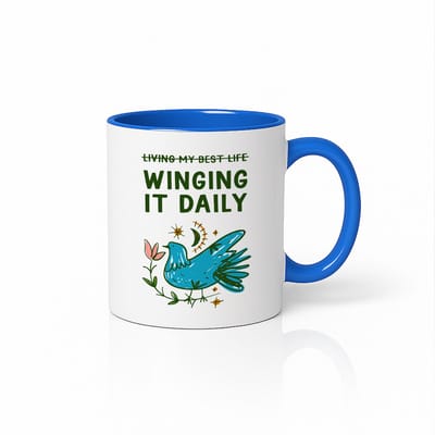 Winging It Daily Mok – Blauw & Wit 330 ml – Grappige Vogel Illustratie Koffiemok voor Dagelijkse Motivatie