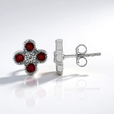 Cavill - Bloemvormige Zilveren Oorbellen - 925 Zilver - 0,33 Ct Tanzania Robijn - 0,08 Ct Zirkon - Elegant 10 Mm