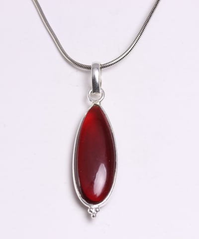 Lange druppelvormige zilveren hanger met granaat aan ketting