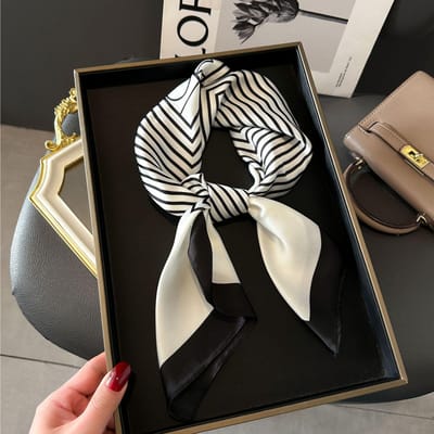 Modieuze damessjaal Veelzijdige hoogwaardige decoratieve vierkante sjaal Professionele neksjaal Kunstzijde Nieuwe versie Drijvende lint gebonden tas Striped off-white black