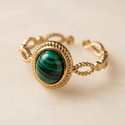 Lundholm Siv Ring Dames Goudkleurig – Premium Stainless Steel Gold PVD Plated – Verstelbare Ring met Groene Natuursteen – One Size Ringen Dames Verstelbaar Goud Kleurig – Cadeau voor vriendin sieraad cadeautje Scandinavisch Design