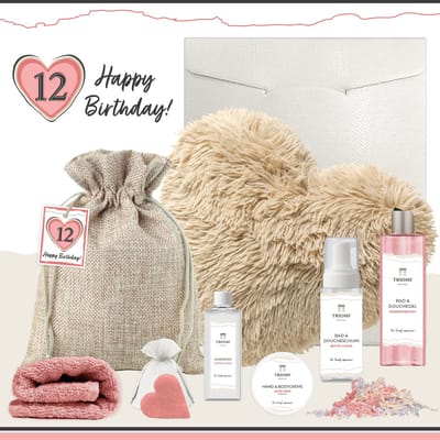 Geschenkset “12 Happy Birthday!” - 8 producten - 1220 gram - Triomf Cosmetica | Giftset voor haar 12 jaar Wellness Cadeaupakket Meisje Kussen Hartje Gefeliciteerd Verjaardag Feestje Cadeau Pakket Luxe Cadeaubox Party Girl Gift Set Roze Beige