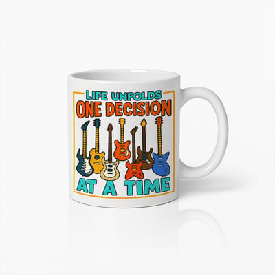 Life Unfolds One Decision at a Time Gitaardesign Witte Mok – Motiverende Muziekliefhebber Koffiemok 330 ml