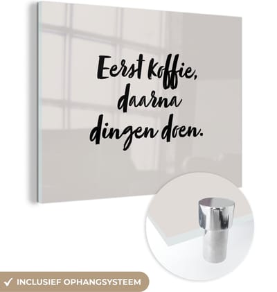 MuchoWow® Glasschilderij 120x90 cm - Schilderij acrylglas - Quote - Eerst koffie, daarna dingen doen - Taupe - Foto op glas - Schilderijen