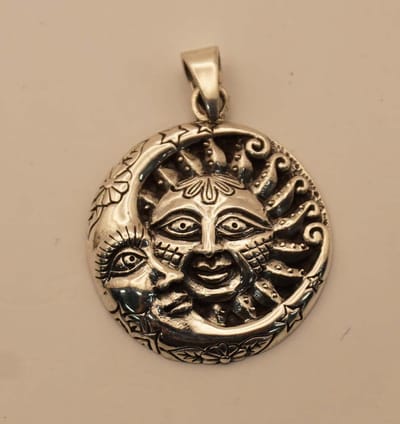 Zilveren hanger van vrolijke maan en zon - 925 zilver hangertje van maan en zon met een lachende gezicht - mooie sterling zilveren bedel maan, zon - prachtige hangertje maan en zon in sierlijke vorm - ketting maan - collier maan