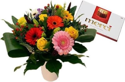 Boeket Bloemen Rio met witte Vaas en Merci Chocolade (400 gr)