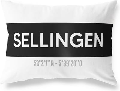 Tuinkussen SELLINGEN - GRONINGEN met coördinaten - Buitenkussen - Bootkussen - Weerbestendig - Jouw Plaats - Studio216 - Modern - Zwart-Wit - 50x30cm