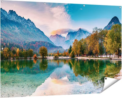Gards Tuinposter Meer in de Bergen met een Geit Standbeeld - 150x100 cm - Tuindoek - Tuindecoratie - Wanddecoratie buiten - Tuinschilderij