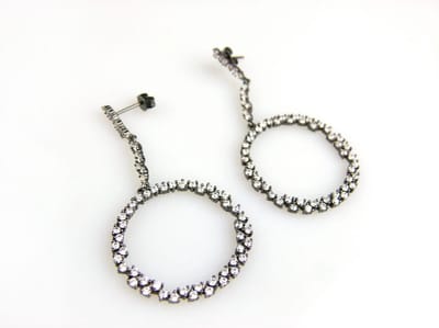 Model Black and White circle zilveren oorringen gezet met cubic zirconia