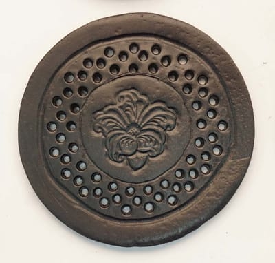 Ronde leren onderzetters zwart bloem met gaatjes set van 6 stuks - lederen onderzetters bloemen - 100% leren onderzetters zwart - 100% lederen onderzetters bloemen - leuke handgemaakte onderzetters voor glazen - bloemen onderzetters
