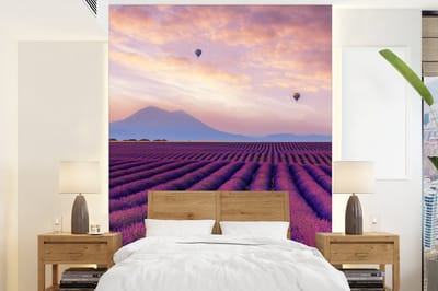 Behang - Fotobehang Lavendel - Luchtballon - Berg - Paars - Breedte 165 cm x hoogte 220 cm