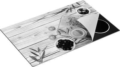 Chefcare Inductie Beschermer Olijven met Kruiden op een Houten Tafel - Zwart Wit - 85x52 cm - Afdekplaat Inductie - Kookplaat Beschermer - Inductie Mat