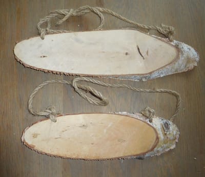 Tekstborden berkenschijven met ophangkoord 2 stuks.