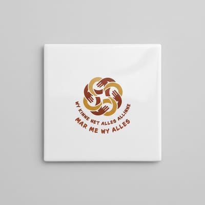 Eenheid & Samen Sterk Keramische Tegel – “Wy Kinne Net Alles Allinne” Inspirerende Quote Wanddecoratie – 15 × 15 cm