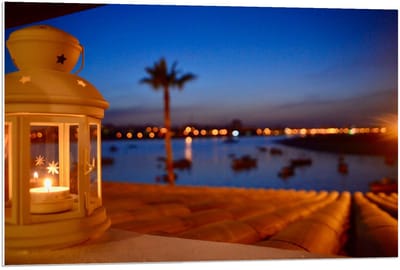 Forex - Waxinelichthouder aan Water - 90x60cm Foto op Forex