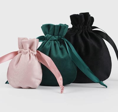Set van 6 Fluwelen Sieraden Tassen, Trekkoord Cadeautassen, Mini Opbergtassen voor Sieraden, DIY Snoepzakjes en Feestelijke Cadeautassen