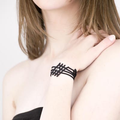 Batucada - Cocktail - Armband - Plantaardige Oorsprong en Hypoallergeen - Vrouwen - Armband met Stras steentje - Antiallergisch - Zwart - lengte 15/19,5 cm – effect Tattoo - ziet er uit als Rubber