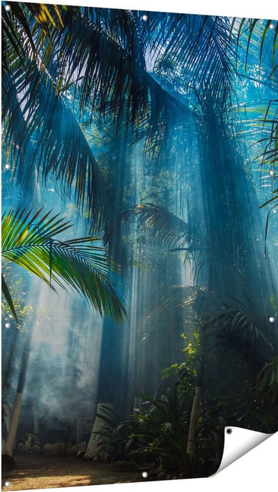 Gards Tuinposter Dichtbegroeide Jungle met Zonnestralen - 100x150 cm - Tuindoek - Tuindecoratie - Wanddecoratie buiten - Tuinschilderij