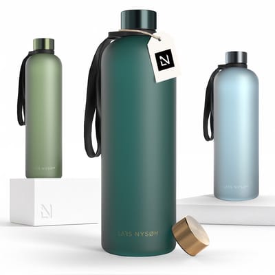 LARS NYSØM Blæst Ultralichte tritan-waterfles 1500ml - BPA-vrij, lekvrij, geschikt voor koolzuurhoudende dranken - Inclusief 2 deksels (Pine Green/Gold)