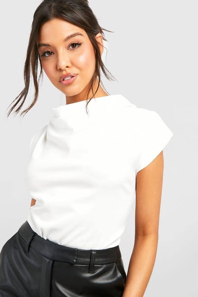 boohoo Dames Cowl Neck Crepe Blouse met Schoudervulling | Ivoor | Maat: 42