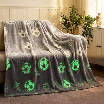 Zachte Voetbaldeken voor Kinderen, Glow in the Dark, Fluffy 130 x 150 cm, Perfect als Nachtlampje, Sofa Dekentje en Cadeau voor de Kinderkamer