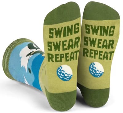 SilverAndCoco - Ik ga liever Golfen / Golf Sokken / Gekke Vrolijke Foute Kleding / Leuke Grappige Happy Dikke Heren Man Socks / Huissokken Verjaardag Geschenk Sok Outfit Katoen / Mannen Sinterklaas Schoen Kerst cadeau - Swing Swear Repeat
